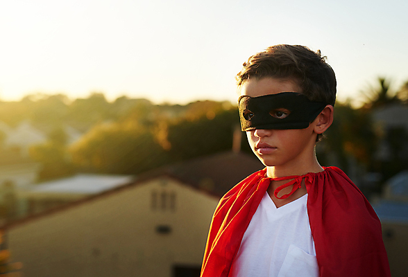 포토 JPG 해외이미지 주간 서양인 남자 어린이 가면 한명 소년 상반신 야외 앞모습 아웃포커스 햇빛 빨간망토 안대 소년한명만 해외포토 자연요소 외국인 1 뷰포인트 촬영기법 사람 태양 망토 남자한명만 소년만 파일형식 이미지허브