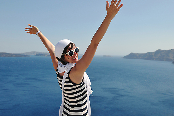 포토 JPG 해외이미지 주간 여자 여유 바다 여행 하늘 팔벌리기 휴식 한명 웃음 상반신 성인 야외 옆모습 뒷모습 여름휴가 바캉스 선글라스 만세 뒤돌아보기 즐거움 혼자 성인여자한명만 혼행 혼여족 해외포토 자연요소 1 라이프스타일 감정 안경 뷰포인트 컨셉 모션 휴가 표정 사람 신조어 약어 여자한명만 성인여자만 파일형식 여름_계절 이미지허브