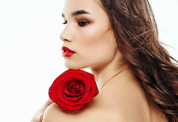 포토 JPG 해외이미지 백인 응시 여자 포즈 한명 들기 상반신 성인 뒷모습 화장 뷰티 장미 성인여자한명만 해외포토 서양인 1 시선 꽃 뷰포인트 모션 사람 여자한명만 성인여자만 파일형식 이미지허브