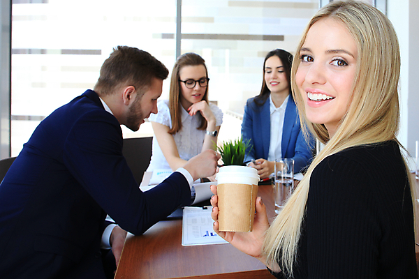 포토 JPG 해외이미지 응시 여자 남자 회사 비즈니스 탁자 들기 여러명 성인 앞모습 옆모습 사무실 비즈니스맨 비즈니스우먼 테이크아웃컵 성인만 해외포토 시선 뷰포인트 가구 다수 모션 사람 컵 직장인 파일형식 이미지허브