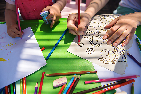 포토 JPG 해외이미지 주간 손 여자 딸 종이 어린이 놀이 탁자 엄마 색연필 함께함 미술 상반신 성인 야외 두명 앞모습 신체부위 연필 그리기 그림 크레파스 여자만 해외포토 자연요소 뷰포인트 가구 컨셉 가족 모션 문화예술 학용품 사람 필기구 파일형식 이미지허브