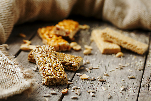 포토 JPG 해외이미지 실내 사람없음 아웃포커스 땅콩 에너지바 나무배경 해외포토 음식 백그라운드 촬영기법 내부 견과류 파일형식 이미지허브