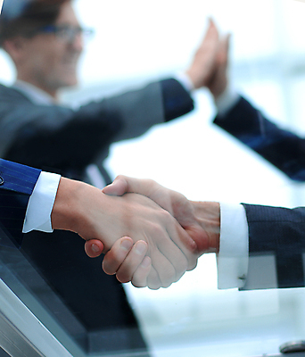 포토 JPG 해외이미지 손 비즈니스 협력 악수 실내 협상 아웃포커스 신체부위 해외포토 촬영기법 사람 손짓 내부 파일형식 이미지허브