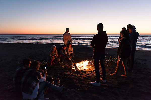 포토 JPG 해외이미지 전신 여자 남자 휴식 함께함 서기 앉기 여러명 성인 해변 야외 옆모습 뒷모습 친구 어둠 일몰 캠핑 야간 모닥불 성인만 해외포토 자연요소 바다 뷰포인트 다수 컨셉 관계 모션 불 레저 사람 노을 파일형식 이미지허브