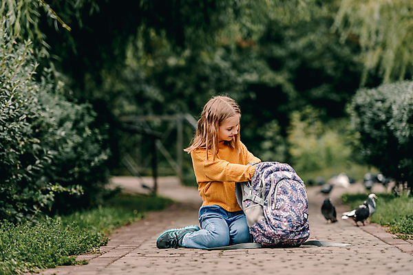포토 JPG 해외이미지 주간 전신 서양인 공원 여자 어린이 가방 조류 한명 앉기 야외 옆모습 아웃포커스 찾기 소녀한명만 해외포토 자연요소 외국인 동물 1 잡화 공공시설 뷰포인트 모션 촬영기법 사람 여자한명만 소녀만 파일형식 이미지허브