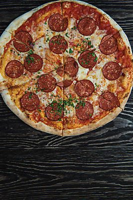 포토 JPG 해외이미지 피자 실내 사람없음 하이앵글 페퍼로니피자 나무배경 해외포토 뷰포인트 백그라운드 패스트푸드 서양음식 내부 파일형식 이미지허브