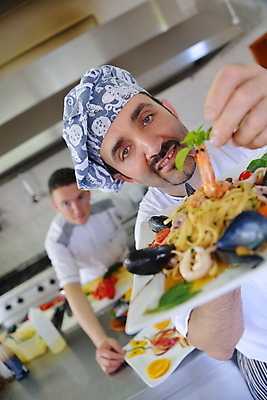 포토 JPG 해외이미지 남자 식재료 새우 파스타 실내 요리 들기 상반신 성인 두명 앞모습 주방 요리사 성인남자만 해외포토 직업 뷰포인트 모션 서양음식 갑각류 사람 내부 남자만 성인만 파일형식 이미지허브