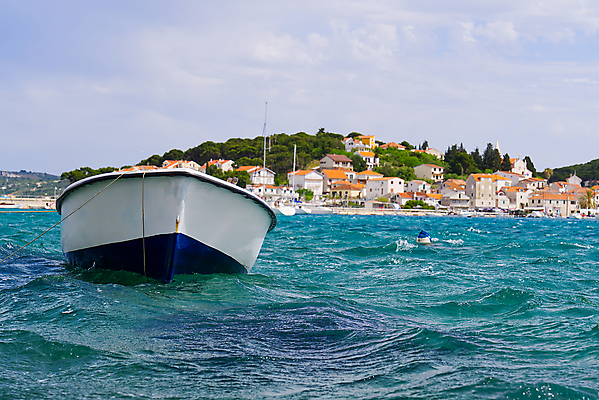 포토 JPG 해외이미지 주간 물결 하늘 주택 해변 사람없음 야외 보트 해안도시 크로아티아 해외포토 자연요소 유럽 바다 배_교통 건물 도시 파일형식 이미지허브
