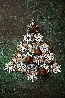 포토 JPG 해외이미지 크리스마스 크리스마스용품 눈꽃 실내 사람없음 눈송이 눈꽃무늬 트리모양 오너먼트 초록배경 해외포토 모양 기념일 백그라운드 크리스마스장식 무늬 눈_날씨 내부 초록색 크리스마스트리 용품 파일형식 이미지허브