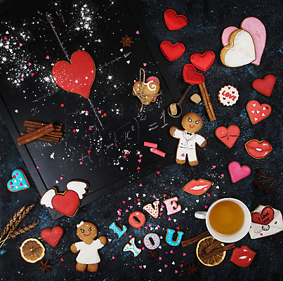 포토 JPG 해외이미지 검은배경 실내 사랑 사람없음 하이앵글 쿠키 하트 아이러브유 진저맨 진저쿠키 해외포토 모양 감정 뷰포인트 백그라운드 디저트 내부 검은색 파일형식 이미지허브