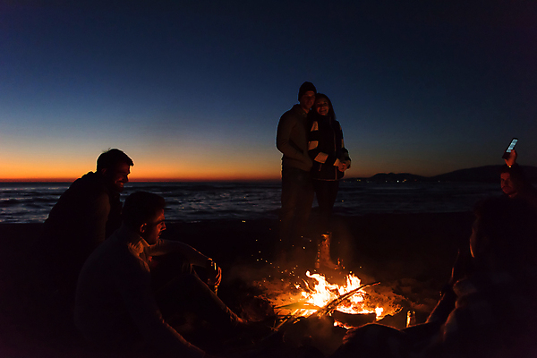 포토 JPG 해외이미지 전신 커플 여자 남자 밤하늘 휴식 서기 여러명 상반신 성인 해변 야외 옆모습 어둠 캠핑 야간 모닥불 백허그 성인만 해외포토 자연요소 바다 뷰포인트 다수 컨셉 관계 모션 포옹 하늘 불 레저 사람 파일형식 이미지허브