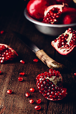 포토 JPG 해외이미지 사람없음 아웃포커스 칼 석류 석류알 나무배경 해외포토 백그라운드 과일 촬영기법 파일형식 이미지허브