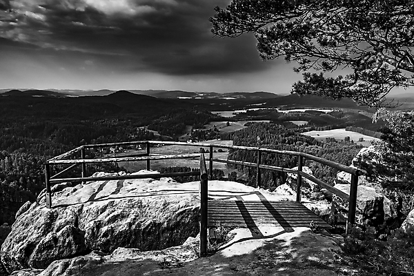 포토 JPG 해외이미지 나무 외관 유럽 여행 자연 하늘 산 풍경 사람없음 야외 목재 가로 여름 여행객 계곡 하이킹 나뭇가지 시골 소나무 숲 큼 언덕 부식 체코 사암 내추럴 전국 철책 해외포토 식물 계절 나라 재료 레저 사람 돌_바위 크기 생태계 파일형식 이미지허브