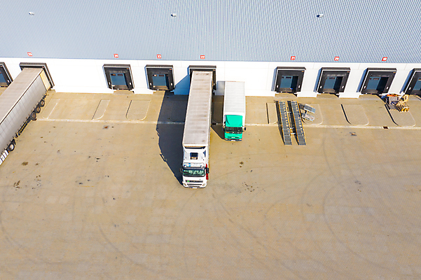 포토 JPG 해외이미지 유럽 산업 도로 비즈니스 공장 교통시설 자동차 독일 안테나 사람없음 화물 상품 컨테이너 창고 시설 상업 수납 짐차 무거움 트레일러 물류 폴란드 드론 분배 수입 조감도 해외포토 나라 길 육상교통 교통 통신 공업 운송업 무게 파일형식 이미지허브