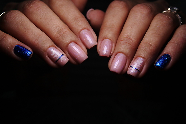 포토 JPG 해외이미지 손 디자인 여자 백그라운드 신체 부분 손가락 벽지 미술 사람없음 여름 파란색 뷰티 유행 못 화려 손톱관리 손톱 스타일 해외포토 계절 컬러 컨셉 문화예술 사람 신체부위 공구 네일아트 파일형식 이미지허브