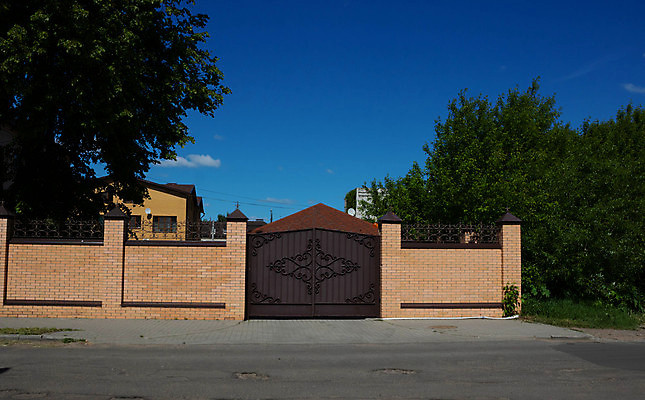 포토 JPG 해외이미지 나무 디자인 외관 도로 벽 여행 건축양식 부분 하늘 벽돌 새로움 거리 주택 그림자 사람없음 야외 건물 장식 가로 울타리 갈색 문 마을 금속 봄 수확 시골 도시 파편 철 대문 타운 스타일 해외포토 식물 건축물 계절 건축 길 컬러 컨셉 농업 교통시설 재질 담장 파일형식 이미지허브