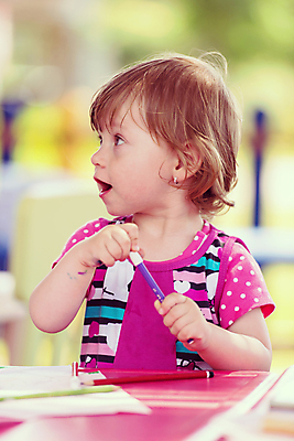 포토 JPG 해외이미지 응시 여자 종이 어린이 놀이 탁자 미술 한명 들기 상반신 야외 앞모습 아웃포커스 펜 그리기 그림 소녀한명만 해외포토 1 시선 뷰포인트 가구 모션 문화예술 촬영기법 사람 필기구 여자한명만 소녀만 파일형식 이미지허브