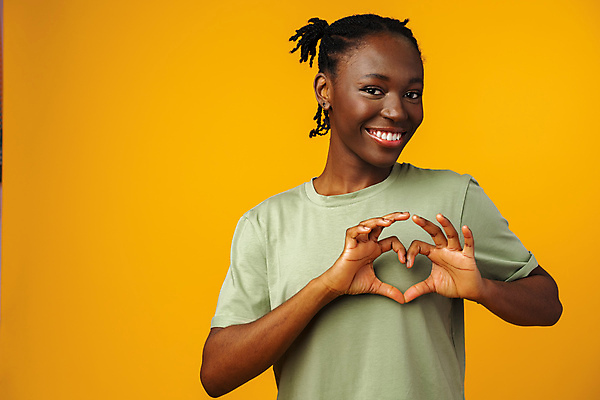 포토 JPG 해외이미지 응시 여자 행복 흑인 사랑 한명 웃음 상반신 성인 앞모습 주황색 기쁨 하트 검은머리 손하트 성인여자한명만 해외포토 모양 서양인 1 헤어스타일 시선 감정 뷰포인트 컬러 표정 사람 손짓 여자한명만 성인여자만 파일형식 이미지허브