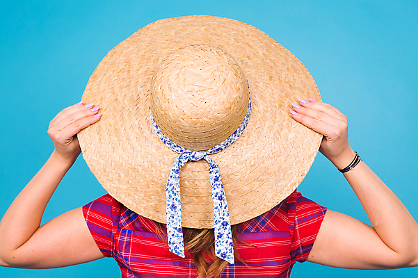 포토 JPG 해외이미지 여자 여유 여행 휴식 실내 한명 상반신 성인 뒷모습 여름휴가 바캉스 잡기 밀짚모자 파란배경 혼자 성인여자한명만 혼행 혼여족 해외포토 모자_잡화 1 라이프스타일 감정 뷰포인트 백그라운드 컨셉 모션 휴가 사람 내부 파란색 신조어 약어 여자한명만 성인여자만 파일형식 여름_계절 이미지허브