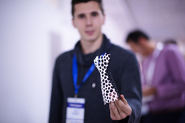 포토 JPG 해외이미지 남자 실내 들기 상반신 성인 사람없음 두명 앞모습 아웃포커스 모형 기술자 제조 보여주기 성인남자만 4차산업 해외포토 직업 산업 뷰포인트 모션 촬영기법 사람 내부 남자만 성인만 파일형식 이미지허브