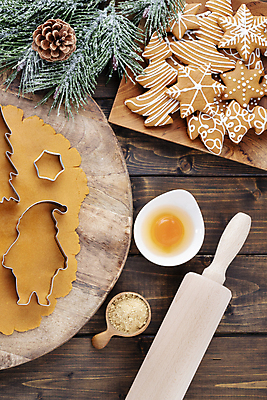 포토 JPG 해외이미지 크리스마스 크리스마스용품 실내 사람없음 쿠키 반죽 솔방울 쿠키틀 나무도마 날계란 반죽밀대 나무배경 해외포토 기념일 백그라운드 디저트 도마 내부 목재 계란 용품 밀대 제빵도구 파일형식 이미지허브