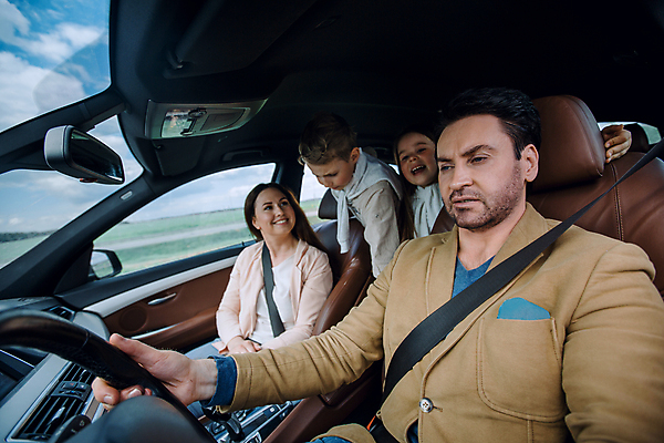 포토 JPG 해외이미지 여자 남자 아들 어린이 가족 자동차 엄마 함께함 앉기 소년 여러명 상반신 성인 앞모습 옆모습 잡기 아빠 핸들 해외포토 육상교통 뷰포인트 다수 컨셉 관계 모션 사람 파일형식 이미지허브