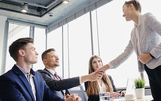 포토 JPG 해외이미지 서양인 여자 남자 회사 악수 서기 앉기 정장 손짓 여러명 상반신 성인 앞모습 옆모습 노트북 마주보기 비즈니스맨 비즈니스우먼 성인만 해외포토 외국인 옷 뷰포인트 다수 비즈니스 모션 사람 전자제품 직장인 파일형식 이미지허브