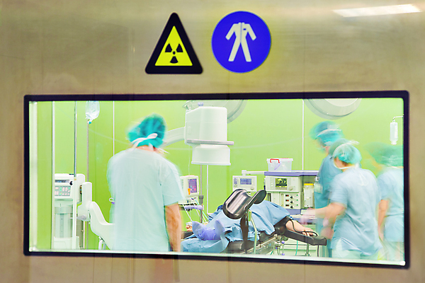 포토 JPG 해외이미지 옷 창문 엑스레이 병원 사람없음 초록색 방 장비 환자 간호사 의사 수술 질병 소프트포커스 준비 외과 서명 순서 돌봄 방사선 살균 해외포토 컬러 의학 모션 촬영기법 치료 의료진 파일형식 이미지허브