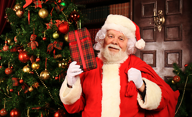 포토 JPG 해외이미지 노년 남자 크리스마스 실내 한명 들기 상반신 앞모습 선물상자 크리스마스트리 산타클로스 노인남자한명만 해외포토 1 기념일 뷰포인트 모션 선물 사람 성인 내부 상자 남자한명만 노인남자만 파일형식 이미지허브