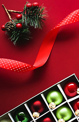 포토 JPG 해외이미지 리본 잎 크리스마스 크리스마스용품 실내 사람없음 빨간배경 호랑가시나무열매 오너먼트 해외포토 식물 기념일 열매 백그라운드 크리스마스장식 내부 빨간색 용품 파일형식 이미지허브