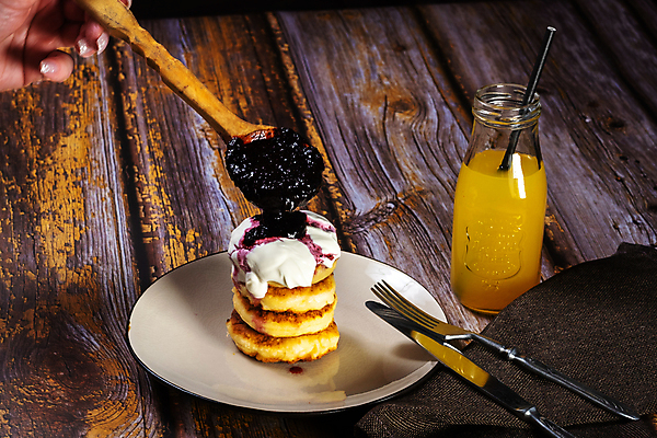 포토 JPG 해외이미지 전통 접시 열매 음식 백그라운드 포크 다이어트 과일 검은배경 아침 디저트 치즈 건강 사람없음 케이크 주방 숟가락 주스 빵집 우유 튀김 시골 신선 붓기 칼 달콤 아침식사 오렌지주스 잼 굽기 크림 블루베리 팬케이크 점심식사 러시아인 핸드메이드 맛있는 해외포토 주간 서양인 식물 식기 음료 모션 유제품 수저 상점 검은색 식사 소스_음식 맛 과일주스 구이 파일형식 이미지허브