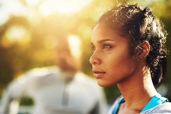 포토 JPG 해외이미지 주간 응시 여자 건강 한명 서기 상반신 20대 성인 야외 옆모습 아웃포커스 운동 햇빛 태양 성인여자한명만 해외포토 자연요소 1 시선 뷰포인트 모션 촬영기법 사람 청년 여자한명만 성인여자만 파일형식 이미지허브