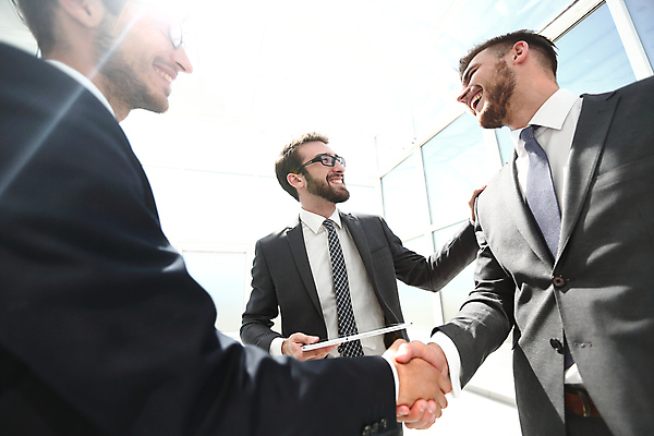 포토 JPG 해외이미지 남자 비즈니스 협력 악수 실내 협상 웃음 정장 상반신 성인 앞모습 옆모습 세명 마주보기 비즈니스맨 성인남자만 해외포토 옷 뷰포인트 모션 표정 사람 손짓 내부 직장인 남자만 성인만 파일형식 이미지허브