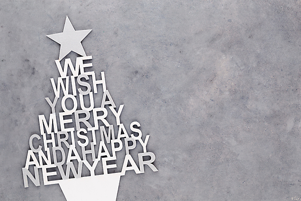 포토 JPG 해외이미지 영어 크리스마스 회색배경 크리스마스용품 실내 사람없음 해피뉴이어 글귀 트리모양 카피스페이스 해외포토 모양 문자 기념일 백그라운드 내부 크리스마스트리 공백 회색 새해인사 표어 용품 파일형식 이미지허브