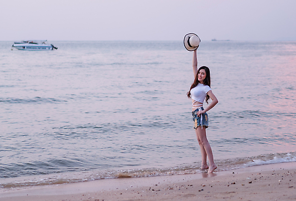 포토 JPG 해외이미지 주간 전신 여자 여유 여행 허리손 휴식 한명 서기 웃음 들기 성인 해변 야외 옆모습 여름휴가 바캉스 까치발 혼자 성인여자한명만 혼행 혼여족 해외포토 자연요소 1 라이프스타일 감정 바다 뷰포인트 포즈 컨셉 모션 발 휴가 표정 사람 신조어 약어 여자한명만 성인여자만 파일형식 여름_계절 이미지허브