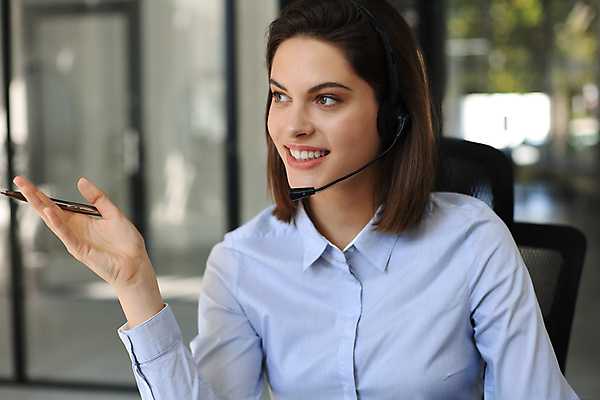 포토 JPG 해외이미지 응시 여자 비즈니스 한명 상반신 성인 앞모습 사무실 펜 손들기 헤드폰 비즈니스우먼 상담원 마이크 텔레마케팅 소통 성인여자한명만 해외포토 1 시선 뷰포인트 음향기기 컨셉 모션 사람 필기구 직장인 사무원 서비스업 여자한명만 성인여자만 파일형식 이미지허브