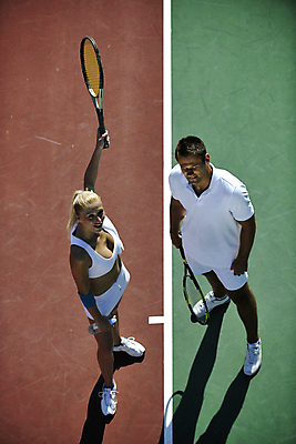 포토 JPG 해외이미지 주간 전신 여자 남자 그림자 서기 들기 성인 야외 두명 옆모습 하이앵글 올려보기 테니스 테니스라켓 테니스장 테니스선수 비네팅 테니스복 성인만 해외포토 자연요소 뷰포인트 스포츠시설 모션 운동선수 촬영기법 사람 운동복 구기 라켓 파일형식 이미지허브