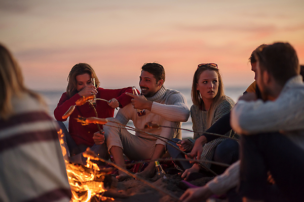 포토 JPG 해외이미지 전신 응시 여자 남자 휴식 웃음 들기 앉기 여러명 상반신 성인 해변 야외 앞모습 옆모습 친구 캠핑 나뭇가지 야간 모닥불 굽기 즐거움 성인만 옹기종기 해외포토 자연요소 나무 시선 감정 바다 뷰포인트 다수 컨셉 관계 모션 불 레저 표정 사람 구이 파일형식 이미지허브