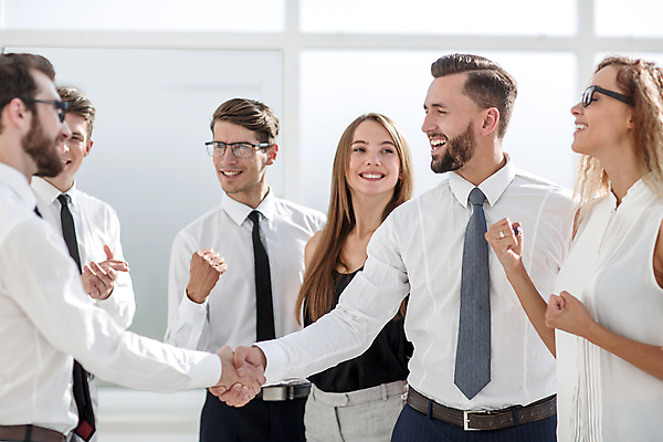 포토 JPG 해외이미지 여자 남자 비즈니스 협력 악수 함께함 실내 협상 웃음 여러명 상반신 성인 앞모습 옆모습 주먹 비즈니스맨 비즈니스우먼 동료 성인만 해외포토 뷰포인트 다수 컨셉 관계 모션 표정 사람 손짓 내부 직장인 파일형식 이미지허브