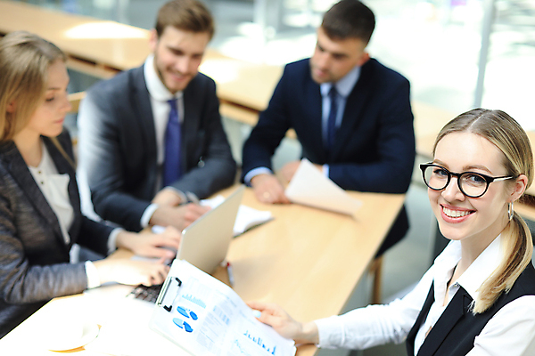 포토 JPG 해외이미지 서양인 여자 남자 회사 회의 들기 앉기 정장 여러명 상반신 성인 앞모습 옆모습 노트북 하이앵글 타이핑 업무 비즈니스맨 비즈니스우먼 소프트포커스 문서 성인만 해외포토 외국인 옷 뷰포인트 다수 비즈니스 모션 촬영기법 사람 전자제품 작업 직장인 파일형식 이미지허브