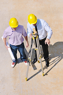 포토 JPG 해외이미지 전신 남자 건축 건설업 들기 성인 두명 앞모습 하이앵글 건설현장 설계도 가리킴 관찰 비즈니스맨 엔지니어 안전모 건축가 성인남자만 해외포토 직업 산업 뷰포인트 비즈니스 모션 사람 손짓 직장인 기술자 헬멧 안전장비 남자만 성인만 파일형식 이미지허브
