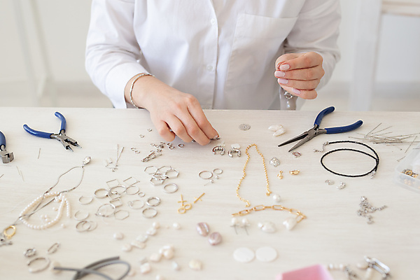 포토 JPG 해외이미지 전통 손 여자 산업 패턴 목걸이 장신구 탁자 창조 미술 한명 장식 유행 귀걸이 장비 수확 공구 업무 바늘 작업실 닫기 상품 바느질 디자이너 보석 구슬 책상 만들기 예술가 팔 장인 구슬장식 솜씨 엘리먼트 전용 핸드메이드 스타일 해외포토 직업 1 가구 무늬 농업 모션 문화예술 사람 신체부위 도구 작업 광석 파일형식 이미지허브