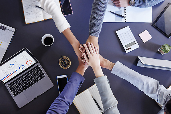 포토 JPG 해외이미지 손 비즈니스 협력 실내 신체부위 노트북 하이앵글 계산기 동료 손모으기 해외포토 뷰포인트 관계 문구용품 사람 손짓 내부 전자제품 장비 파일형식 이미지허브