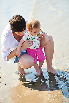 포토 JPG 해외이미지 주간 전신 여자 행복 어린이 모녀 성인 해변 야외 두명 앞모습 여름휴가 바캉스 잡기 웅크림 여자만 해외포토 자연요소 딸 감정 바다 뷰포인트 가족 모션 엄마 휴가 사람 파일형식 여름_계절 이미지허브