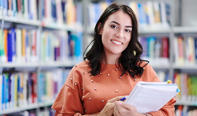 포토 JPG 해외이미지 응시 여자 학교 청소년 책장 한명 들기 상반신 책 펜 공책 도서관 십대여자한명만 해외포토 1 시선 교육 가구 모션 문구용품 사람 필기구 여자한명만 십대여자만 파일형식 이미지허브