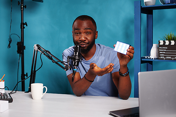 포토 JPG 해외이미지 남자 전등 선반 한명 들기 상반신 성인 앞모습 컵 파란색 노트북 촬영 책상 마이크 방송 촬영실 성인남자한명만 유튜버 해외포토 1 식기 뷰포인트 컬러 음향기기 가구 모션 조명 사람 전자제품 공간 남자한명만 성인남자만 파일형식 크리에이터 이미지허브