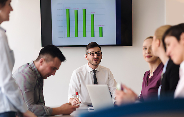 포토 JPG 해외이미지 여자 남자 비즈니스 회의 직장 실내 여러명 상반신 성인 앞모습 옆모습 비즈니스맨 비즈니스우먼 소프트포커스 성인만 해외포토 뷰포인트 다수 회사 촬영기법 사람 내부 직장인 파일형식 이미지허브