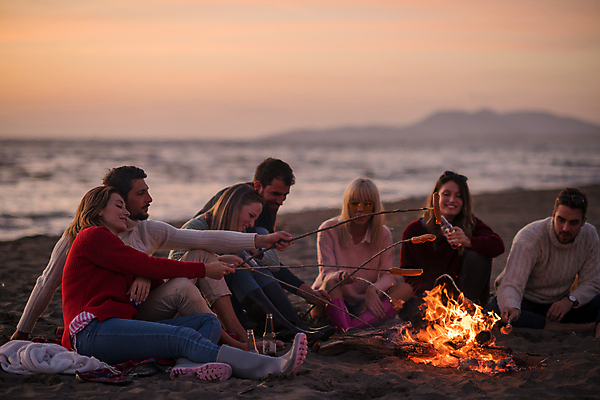 포토 JPG 해외이미지 전신 여자 남자 휴식 함께함 들기 앉기 여러명 성인 해변 야외 앞모습 옆모습 아웃포커스 친구 캠핑 나뭇가지 야간 모닥불 굽기 성인만 해외포토 자연요소 나무 바다 뷰포인트 다수 컨셉 관계 모션 불 레저 촬영기법 사람 구이 파일형식 이미지허브