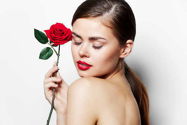 포토 JPG 해외이미지 백인 여자 포즈 한명 들기 상반신 성인 뒷모습 화장 뷰티 장미 눈감음 성인여자한명만 해외포토 서양인 1 꽃 뷰포인트 모션 사람 여자한명만 성인여자만 파일형식 이미지허브