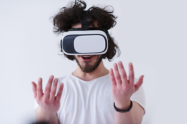 포토 JPG 해외이미지 남자 미래 한명 손짓 상반신 성인 앞모습 흰색 성인남자한명만 VR기기 해외포토 1 뷰포인트 컬러 컨셉 모션 사람 기계 가상현실 남자한명만 성인남자만 파일형식 이미지허브